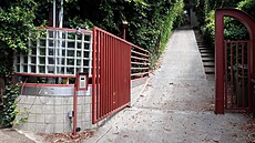 K domu vede strmý sjezd z ulice.