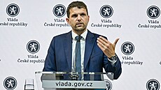Ministr �ivotního prost�edí Petr Hladík na tiskové konferenci po sch�zi vlády...