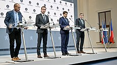 Ministr pro místní rozvoj Petr Kulhánek, ministr pr�myslu a obchodu Luká�...