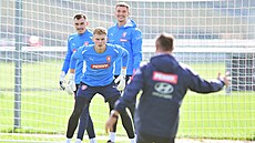 Kdo bude chytat? etí gólmani pi píprav na zápas s Albánií. Zleva Martin...