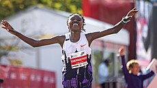 Ruth Chepngetichová probíhá vít�zn� cílem chicagského maratonu.