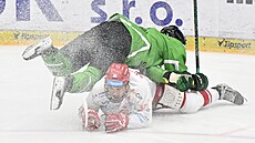 Na led se ocitli  Adam Jánoík (v zeleném) z Mladé Boleslavi a Adam Novotný z...