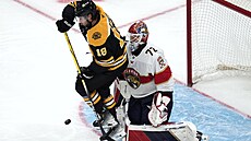 Pavel Zacha z Bostonu se snaí clonit a teovat puk ped brankáem Sergejem ...