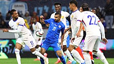 Izraelský fotbalista Mahmoud Jaber �elí francouzské p�esile.