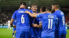 Izraelský fotbalista Omri Gandelman (vlevo) slaví se spoluhrá�i gól v zápase s...