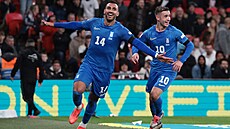 �ek Vangelis Pavlidis (vlevo) se raduje z gólu v zápase s Anglií.