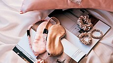 Dopejte si hedvábný povlak na poltá, masku na oi, gumiky i turban na vlasy.