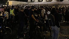 Dv� st� lidí v Pa�í�i nav�tívilo pietní místo zabitého cykloaktivisty Paula...