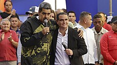 Venezuelský prezident Nicolás Maduro a Alex Saab stojí v objetí bhem akce u...