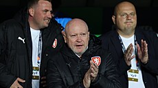 Trenér Ivan Ha�ek tleská poté, co �e�i vst�elili rychlý gól Albánii.