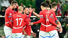 Radost eských fotbalist po úvodním gólu do sít Ukrajiny.