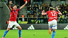 Gólová radost Luká�e �erva (vpravo), který poslal �esko do vedení nad Ukrajinou.