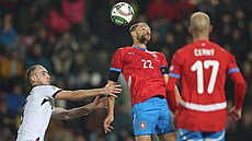 �eský kapitán Tomá� Sou�ek hlavi�kuje v duelu s Albánií.