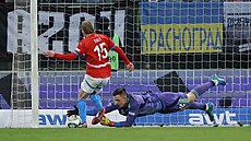 Ukrajinský branká�e Anatolij Trubin likviduje �anci �eského týmu.