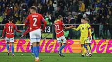 Kapitáni Tomá� Sou�ek (druhý zprava) a Mykola Matvyjenko (vpravo) po zápase...