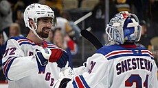 Filip Chytil (72) a Igor esorkin (31) slaví výhru New York Rangers.