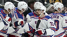 Filip Chytil (72) slaví gól se spoluhrái z New York Rangers.