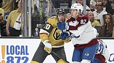 Ivan Ivan (82) z Colorada v zápase s Vegas, bojuje s ním Tanner Pearson.