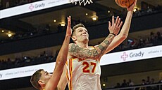 Vít Krej�í (27) z Atlanta Hawks zakon�uje na ko� Indiana Pacers.