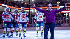 Kustod a masér Libor Hovorka p�i své rozlu�ce s kabinou hokejového Dynama...