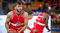 Kamil vrdlík u míe, zakládá po doskoku pardubický útok.