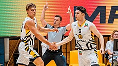 Vojt�ch Sýkora (vlevo) a Mat�j Burda z Písku se povzbuzují.