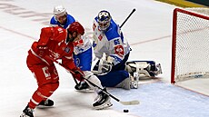 Branká� Linus Lundin z Osv�timi sleduje, jak t�inecký úto�ník David Cienciala...