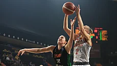 Stephanie Kostowiczová (vlevo) ze abin v souboji v zápase s Cukurovou Mersin.