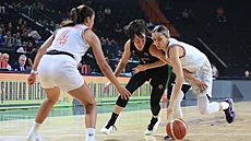 Simona Sklenáová (v erném) ze abin bojuje o mí v zápase s Cukurovou Mersin.