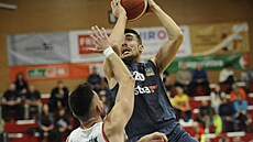 Michal Svoboda z Ostravy se tla�í k pardubickému ko�i.