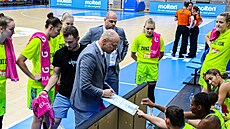 Asistent trenérky Jan Pavlík se p�i time outu radí s hrá�kami USK Praha.