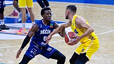 Jordan Ogundiran z Dína brání Jakuba iinu z Opavy.