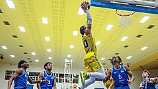 Jaden Edwards z Ústí nad Labem sme�uje do ko�e USK Praha.