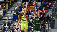 Virág Kissová z Györu st�ílí na ko� USK Praha p�es Isabelle Harrisonovou.