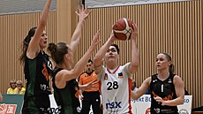Lucie Ceralová z DSK Basketball Brandýs atakuje ko� �abin Brno.