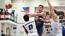 Tomá� Vyoral (v modrém) z Ústí nad Labem p�ihrává p�es t�i d��ínské obránce.
