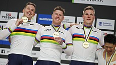 Nizozemtí cyklisté Harrie Lavreysen, Roy van den Berg a Jeffrey Hoogland...