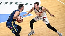 Jakub T�ma z Nymburka brání ústeckého Adama �í�e.