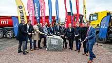 Ministr dopravy �R Martin Kupka (�estý zprava) spole�n� se zástupci kraje, obcí...