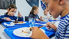 Samoobslu�ná �kolní jídelna v Dob�anech