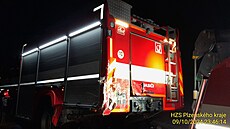 Do hasiského vozidla, které likvidovalo olej z nákladního auta, narazilo na...