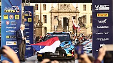 Prezident Petr Pavel slavnostn zahajuje Stedoevropskou rallye v Praze. Prvním...