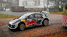 Francouzský pilot Adrien Fourmaux na trati St�edoevropské rallye WRC za...