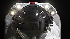 Skafandr Axiom Extravehicular Mobility Unit (AxEMU) obsahuje helmu s hledím,...