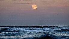 Záb�r na superúpln�k nad Baltským mo�em v Haffkrugu na severu N�mecka ve st�edu...