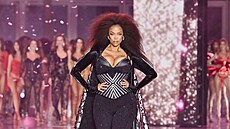 Tyra Banksová na p�ehlídce Victoria�s Secret v New Yorku (15. �íjna 2024)