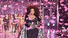 Tyra Banksová na p�ehlídce Victoria�s Secret v New Yorku (15. �íjna 2024)