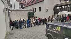 Fronta p�ed betlémskou kaplí, kde se koná slavnost k výro�í 600 let od úmrtí...