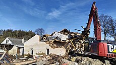 Demolice domu zasaeného povodnmi v umperské ulici v Jeseníku. (19. íjna...