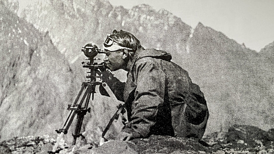 Bo�ivoj Mare�ek p�i zam��ování krajiny teodolitem.